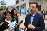 世界杯化肥总经理王红军在活动现场接受媒体采访
